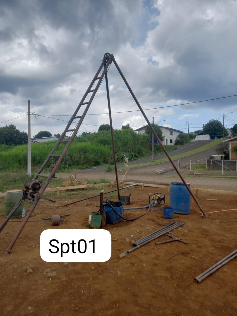 Sondagem SPT em Catanduvas — mar/2026: tripé de SPT em terreno aberto