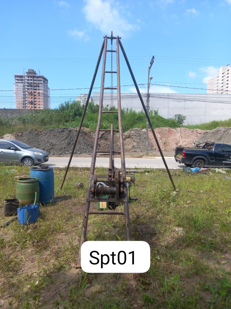 Sondagem SPT em Itapema — abr/2026: tripé de SPT em lote urbano