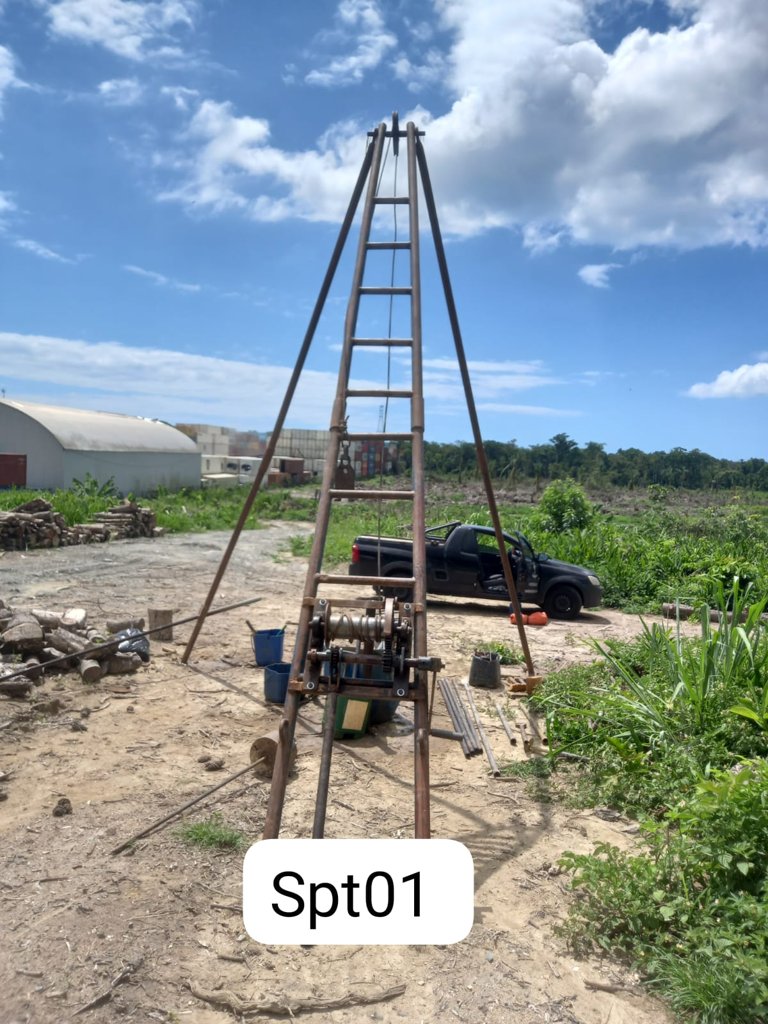 Sondagem SPT em Itapoá — fev/2026: tripé de SPT em terreno com vegetação baixa