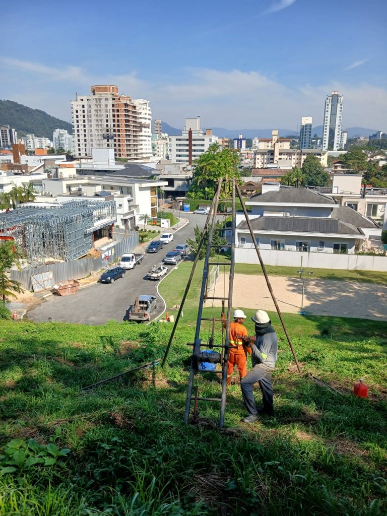Sondagem SPT em Jaraguá do Sul — ago/2026: tripé de SPT com a cidade ao fundo