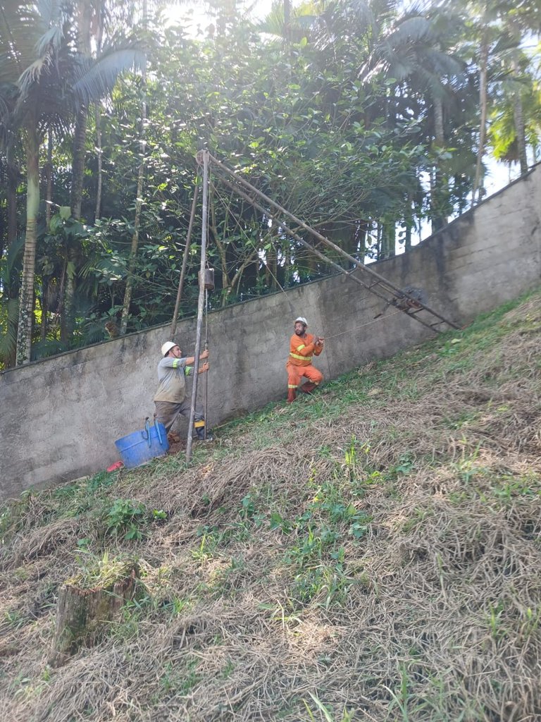 Sondagem SPT em Jaraguá do Sul — ago/2026: sondagem em talude de lote urbano