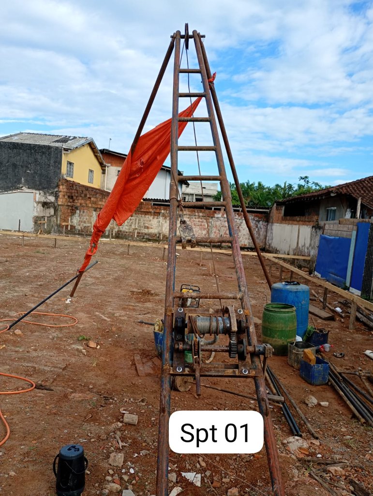 Sondagem SPT em Joinville — fev/2026: tripé de sondagem SPT montado em terreno urbano