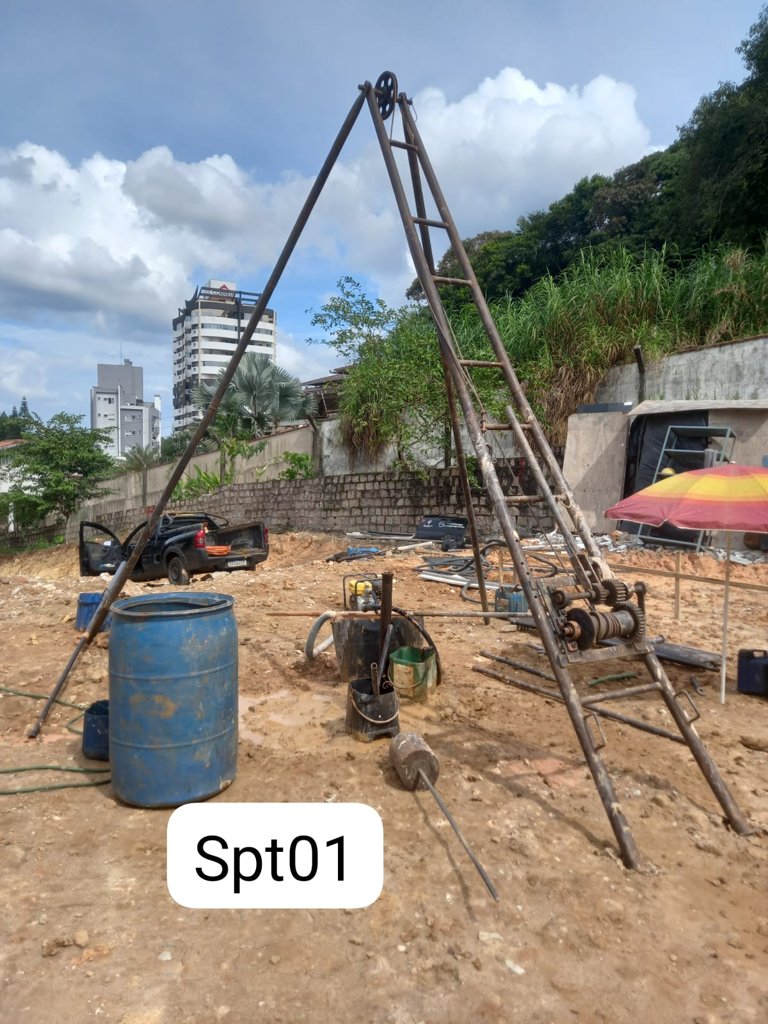 Sondagem SPT em Joinville — abr/2026: tripé de SPT em lote urbano