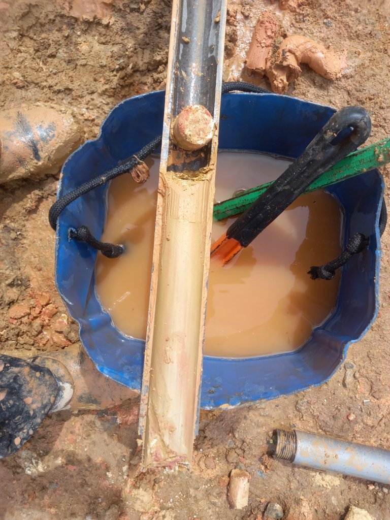 Sondagem SPT em Joinville — abr/2026: amostra de silte na caixa de amostras