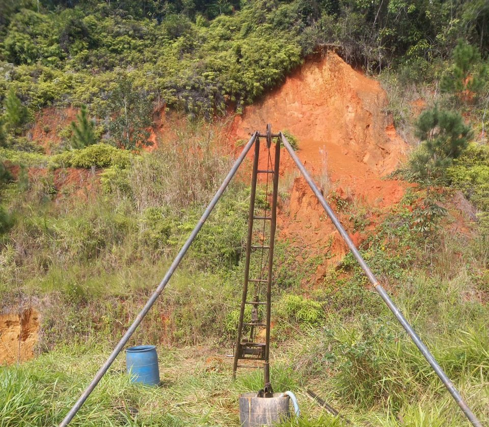 Sondagem SPT em Pomerode — jul/2026: tripé de SPT em terreno de encosta