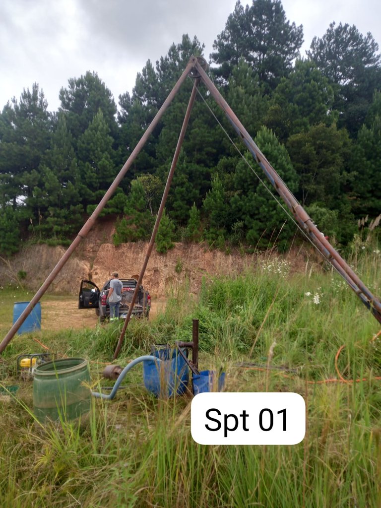 Sondagem SPT em São Bento do Sul — mar/2026: tripé de SPT em terreno de encosta